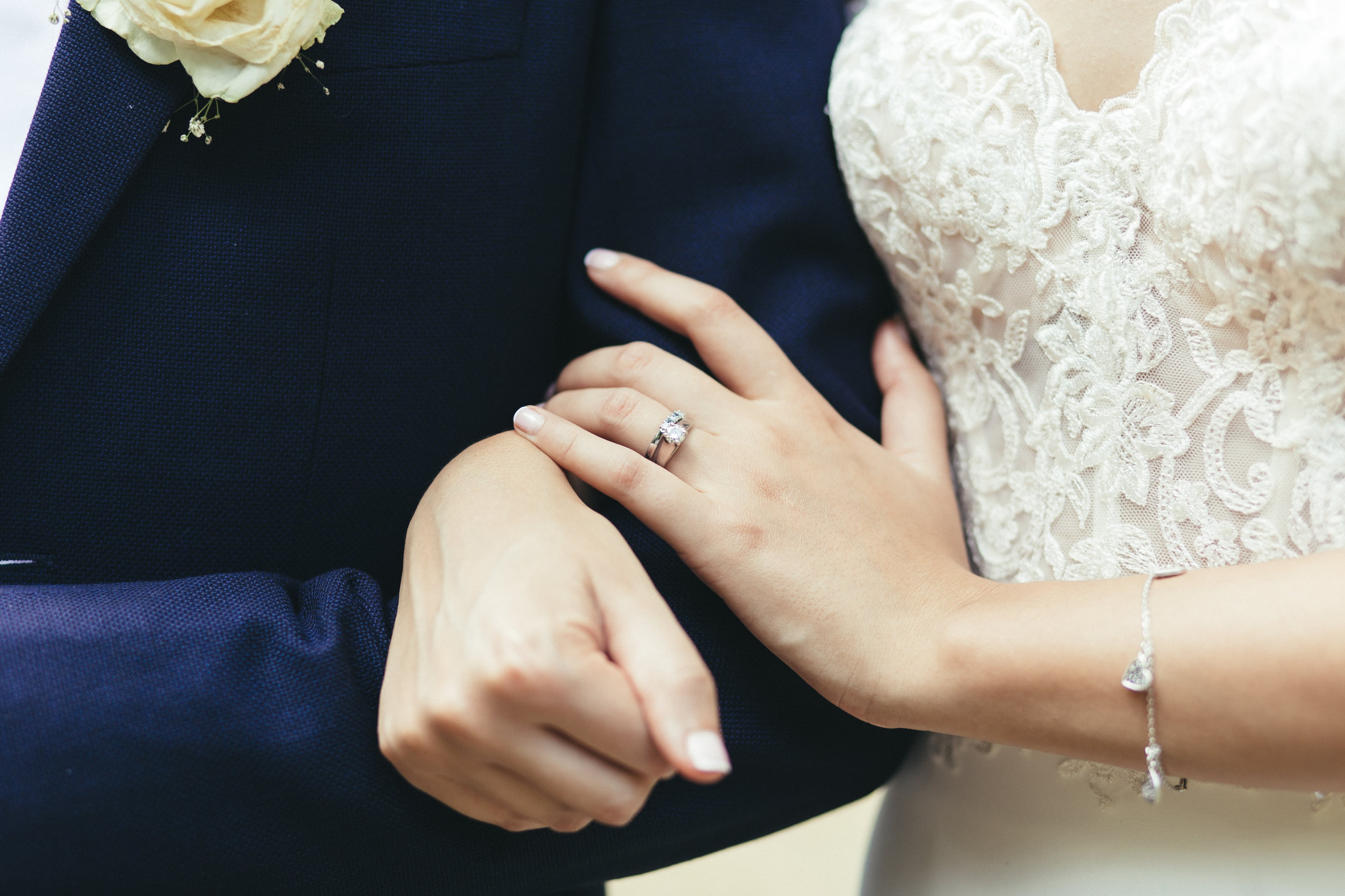 Couple de mariés heureux utilisant le livre d'or numérique interactif Le Live d'or